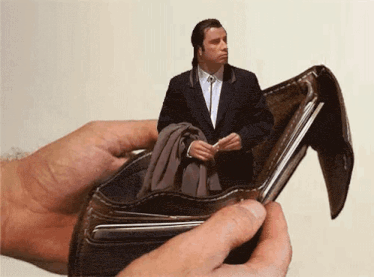 John Travolta ouvre un portefeuille totalement vide